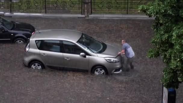 Ukraine June 2022 Car Flooded Heavy Rain City Street 水进入引擎 — 图库视频影像
