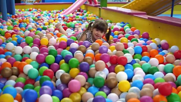 Słodka Dziewczynka Bawi Się Dobrze Grając Basenie Kolorowymi Plastikowymi Kulkami — Wideo stockowe