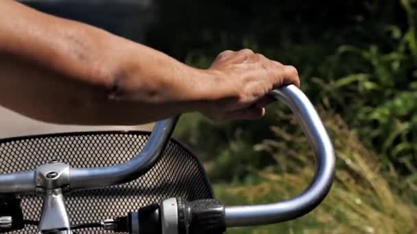 Eine Alte Frau Rollt Mit Einem Sportfahrrad Eine Ländliche Straße — Stockvideo