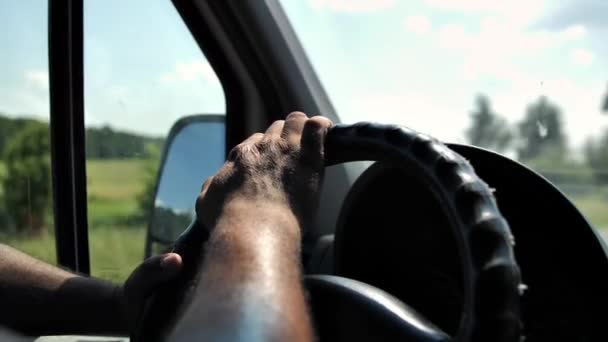 Shooting Video Kehilangan Roda Kemudi Seorang Pria Mengendarai Mobil Dan — Stok Video