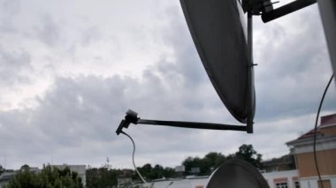Bulutlu bir gökyüzünün arka planında televizyon antenleri. Televizyon sinyali, radyo dalgaları. TV anteni