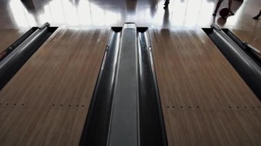 Bowling topu atan bir kızın bacakları. Bowling kulübünde aktif dinlenme.