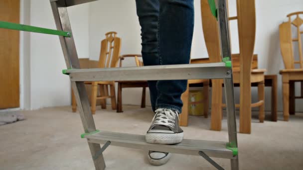 Spor Ayakkabılı Yırtık Pantolonlu Bir Adamın Tırmandığı Merdiven Basamaklarının Geniş — Stok video