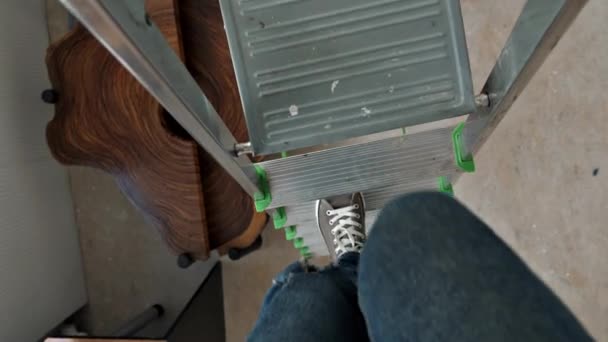 Amplia Vista Angular Los Pasos Una Escalera Que Hombre Zapatillas — Vídeo de stock