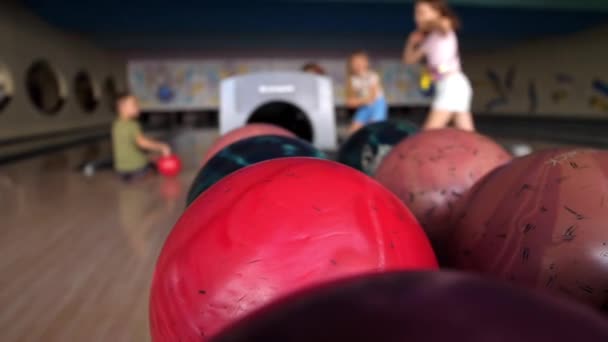 Viele Bowlingbälle Hintergrund Der Kinder Die Spaß Haben Und Herumlaufen — Stockvideo