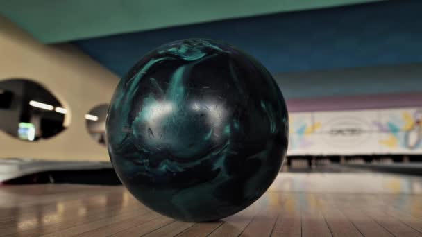 Detailní Záběr Staré Staré Staré Ošuntělé Popraskané Popraskané Bowlingové Koule — Stock video