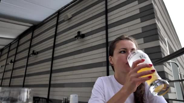 Retrato Grande Angular Uma Menina Que Bebe Cerveja Copo Terraço — Vídeo de Stock