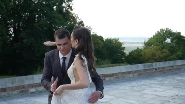 Jovem Pega Garota Seus Braços Gira Par Belos Recém Casados — Vídeo de Stock