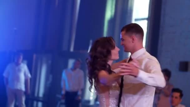 Перший Весільний Танець Молодят Тлі Густого Білого Диму Блимаючими Барвистими — стокове відео