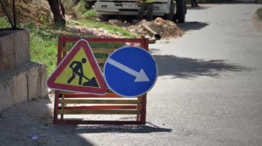 Yol tabelasına göre tamirat yolda ve tali yol tabelası var. Otoyoldaki restorasyon çalışmaları için geçici sapma göstergesi.