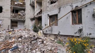 Ukrayna 'nın Ukrayna' nın kuzeyinde Kyiv yakınlarında bulunan Chernihiv kentindeki hasarlı konut binası. Rusya 'nın Ukrayna' ya karşı savaşı sırasında harabeler. Düşman uçakları veya topçu birlikleri tarafından yıkılan bir binanın duvarları.