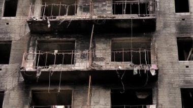 Şiddetli yangın sonucu yanmış bir binanın duvarları ve balkonları, otel ya da ofis merkezi. Doğal afet, yangın, kısa devre veya terörist saldırı gibi dikkatsiz davranışlar..