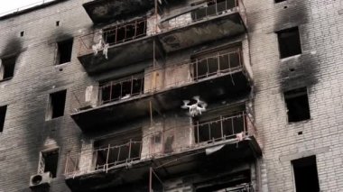 Kurtarma servisi İHA 'sı büyük yangınlardan sonra kurtarma ve arama operasyonu sırasında yanmış bir binanın önünde uçuyor. Teknoloji insanları kurtarmaya yardım edecek. Şehirdeki felâketin sonuçları..