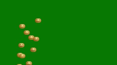 Cadılar Bayramı gülümsemesi. Cadılar Bayramı balkabağı şeklindeki duygular yeşil bir arka planda ortaya çıkıyor. Kesmek için krom anahtar arkaplanını sever