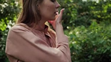 Kırsal elbiseli zarif beyaz kız yakınlardaki bereketli bir tropikal ormanda gizemli bir dans doğaçlaması yapıyor. Genç kız doğanın tadını çıkarıyor, özgürce dinleniyor ve ormanda dans ediyor. Doğayla dans et.