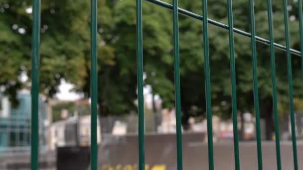 Focus Sélectif Sur Une Clôture Filet Derrière Laquelle Les Enfants — Video