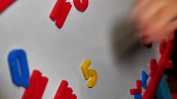 Holčička Učí Matematiku Během Dálkového Studia Doma Detailní Záběr Rukou — Stock video