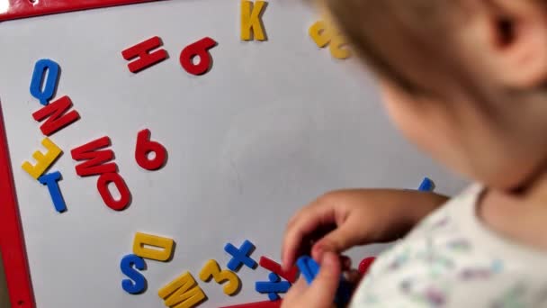 Bambina Sta Imparando Matematica Durante Apprendimento Distanza Casa Primo Piano — Video Stock