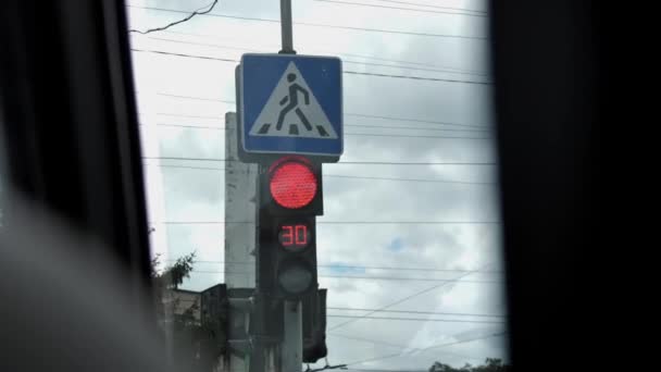 Utsikt Genom Bilfönstret Från Passagerarsätet Vid Rött Trafikljus Med Nedräkningstimer — Stockvideo
