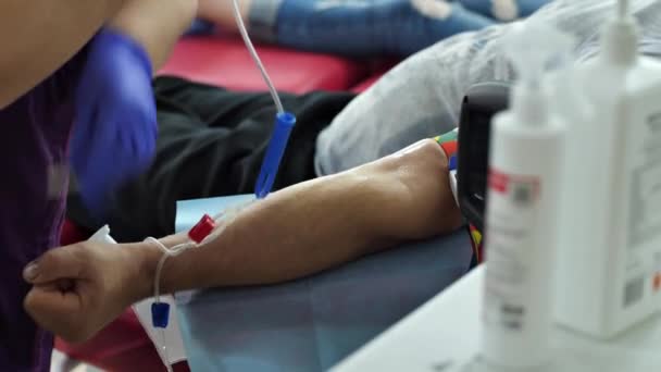 Sjuksköterska Sätter Kateter Ven Eller Artär Armen Manlig Donator Blodgivning — Stockvideo