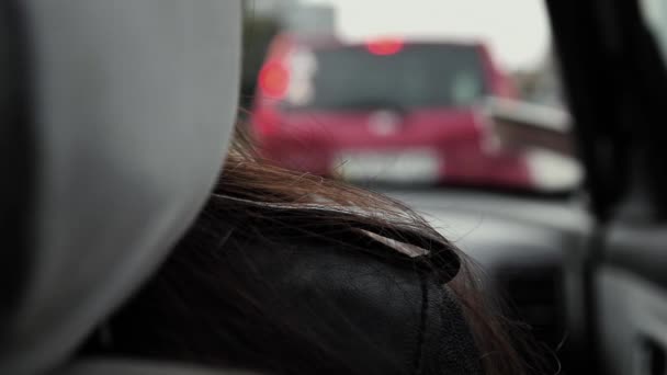 Close Cabelo Ombro Uma Menina Sentada Banco Passageiro Carro Longa — Vídeo de Stock