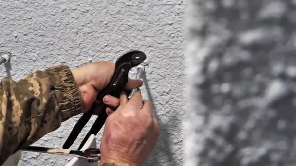Zbliżenie Ręki Mężczyzny Który Podczas Remontu Łazience Wkręca Śrubę Lub — Wideo stockowe