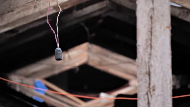 Primer Plano Viejo Enchufe Bombilla Que Cuelga Cable Ático Abandonado — Vídeos de Stock