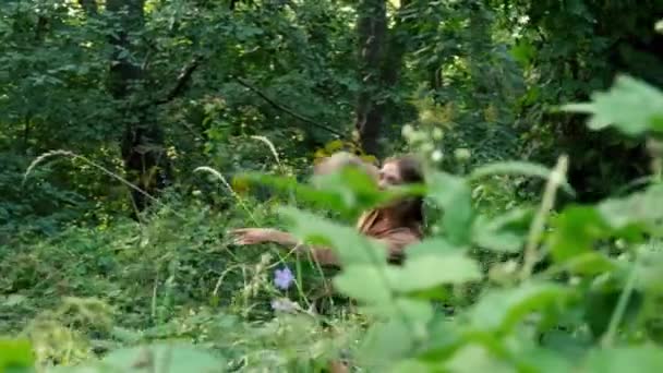 Kırsal Elbiseli Zarif Beyaz Kız Yakınlardaki Bereketli Bir Tropikal Ormanda — Stok video