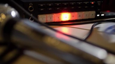 TV yayın kontrol paneli, 4 düğmesi kırmızıyla işaretlenmiş. Nehir boyunca kamera seçimi. Bir TV stüdyosunda canlı yayın. 