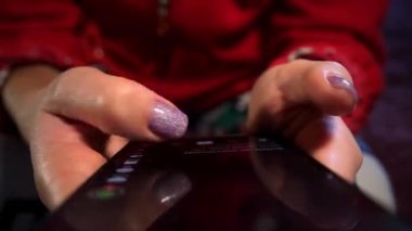 Genç kadın Cep Telefonu ve Sosyal Ağ 'a bak. Yakından bak. Rahat Yetişkin Erkek Okuma Uygulaması Cep Telefonu Geceleri. 30 'ların Hipster Online Cep Telefonu Sohbetleri' nin Parmaklarına Dokun. Mobilephone 'da Yaşam