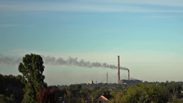 Škodlivé Průmyslové Území Nad Městem Věžové Trubky Toxickými Emisemi Průmyslových — Stock video