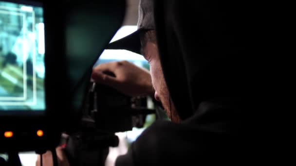 Fotograf Kontroluje Kamerę Podczas Kręcenia Talk Show Obecny Monitorze Profesjonalnej — Wideo stockowe