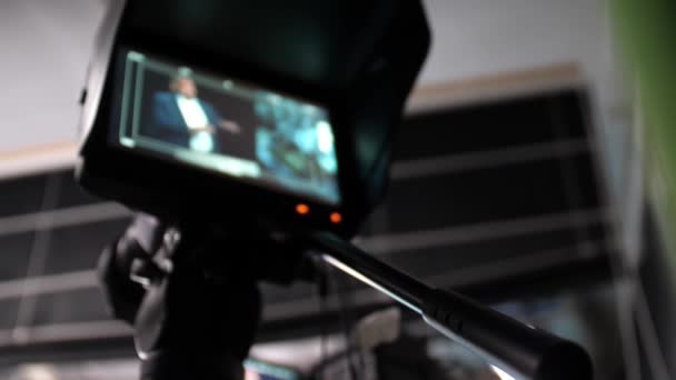 Sledování Kamery Při Natáčení Talk Show Prezident Monitoru Profesionální Videokamery — Stock video