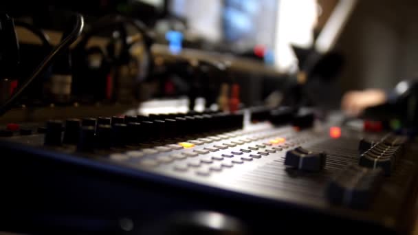 Radyo Istasyonunda Ses Karıştırıcı Kayıt Stüdyosunda Televizyon Yayın Kontrol Paneli — Stok video