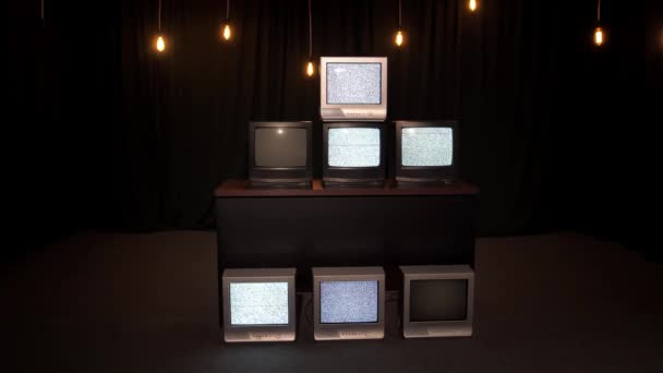 Een Stapel Van Een Groot Aantal Oude Televisies Met Een — Stockvideo
