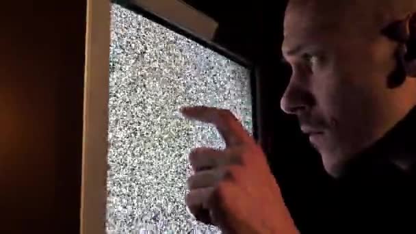 Homme Avec Une Expression Perplexe Essaie Réparer Une Vieille Télé — Video
