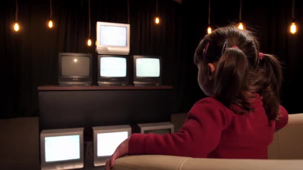 Mała Dziewczynka Siedzi Przed Wieloma Telewizorami Usterką Klaszcze Dłonie Dziecko — Wideo stockowe