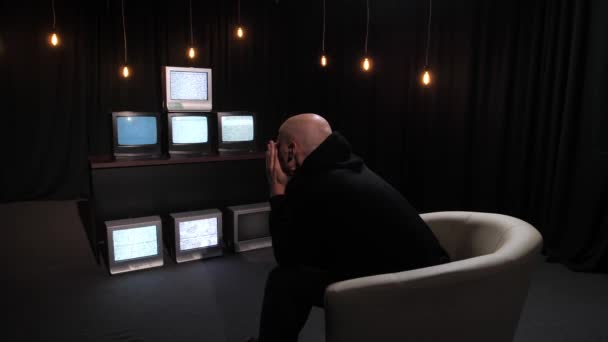 Homem Agitado Olha Para Ruído Estático Nas Telas Muitas Televisões — Vídeo de Stock