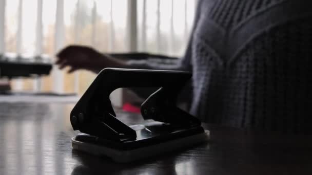 Büroangestellte Sekretärin Benutzt Eine Lochstanze Für Dokumente Vorbereitung Von Papierdokumenten — Stockvideo