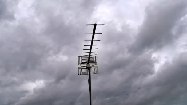 구름낀 하늘을 배경으로 아날로그 안테나 Timelapse 비디오입니다 빠르게 구름을 배경으로 — 비디오