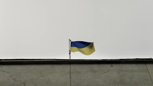 Vlag Van Oekraïne Gemonteerd Het Dak Van Het Gebouw Het — Stockvideo
