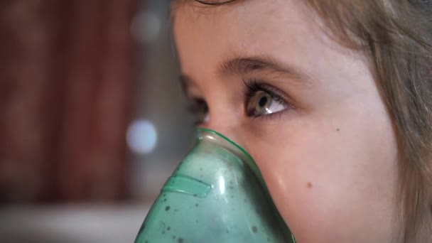Anne Kızına Soluk Alıp Verme Tedavisi Uyguluyor Evde Soğuk Algınlığı — Stok video