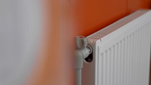Радиатор Системы Отопления Запорным Клапаном Теплые Батарейки Доме Течение Зимы — стоковое видео