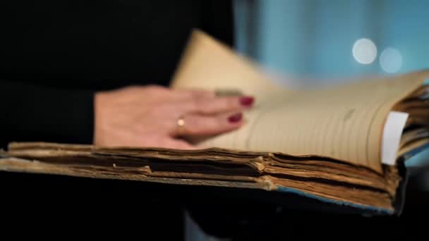 Une Femme Lit Les Documents Historiques Vieux Livre Archiviste Historien — Video