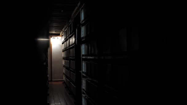 Рядки Коробками Документами Книгами Старому Архіві Або Бібліотеці Вінтажний Світильник — стокове відео