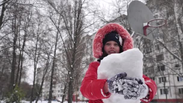 Uma Adolescente Sorri Olha Para Câmera Segura Grande Floco Neve — Vídeo de Stock