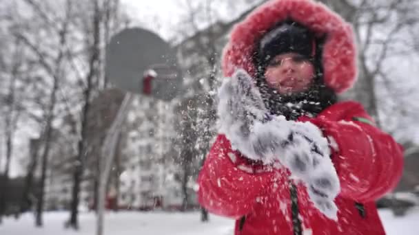 Vídeo Câmera Lenta Uma Adolescente Limpa Luvas Neve Uma Criança — Vídeo de Stock