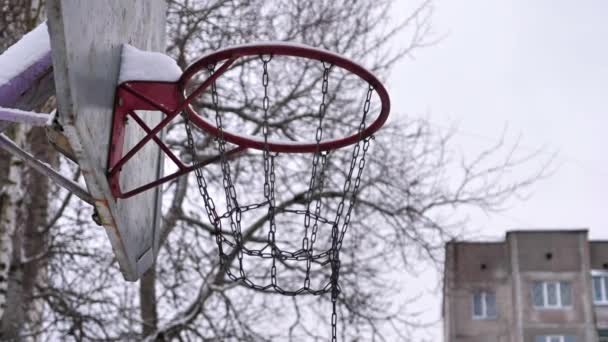 Заснеженные Металлические Баскетбольные Кольца Баскетбольной Площадке Зимний День Первый Снег — стоковое видео