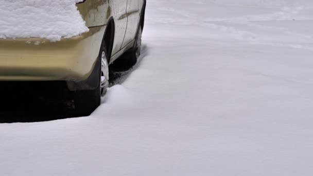 Auto Bedekt Met Eerste Sneeuw — Stockvideo