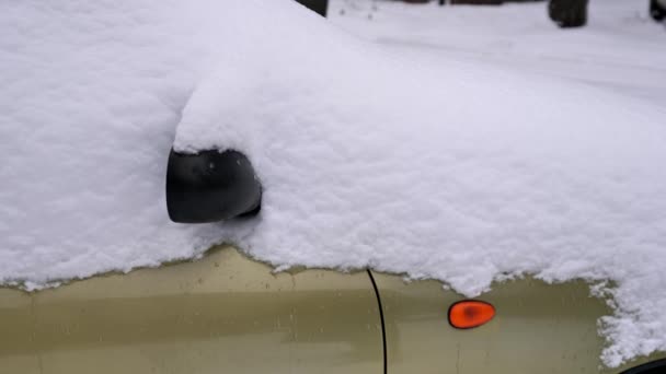 Auto Bedekt Met Eerste Sneeuw — Stockvideo